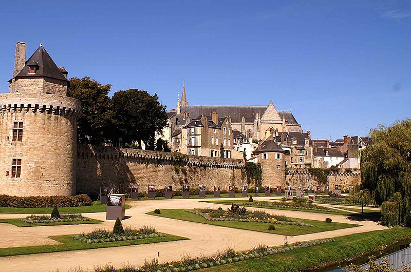 Vue des jardins et des remparts de la ville de Vannes