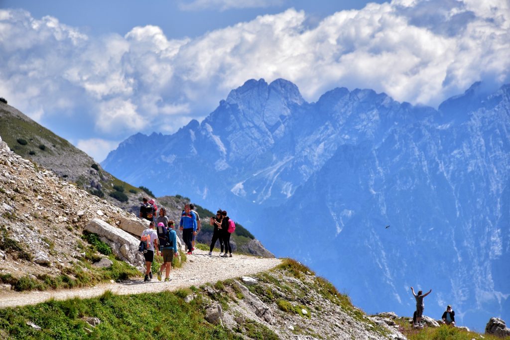 Sentier de randonnée à la montagne au bord d'une falaise